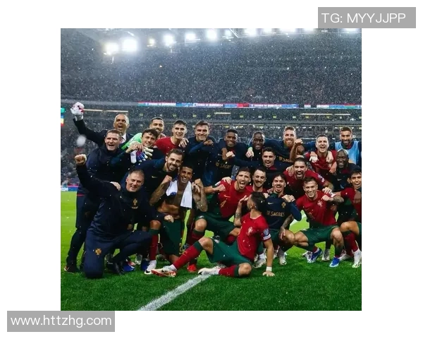 揭秘足球球星赛场之外的日常生活趣事与温情瞬间